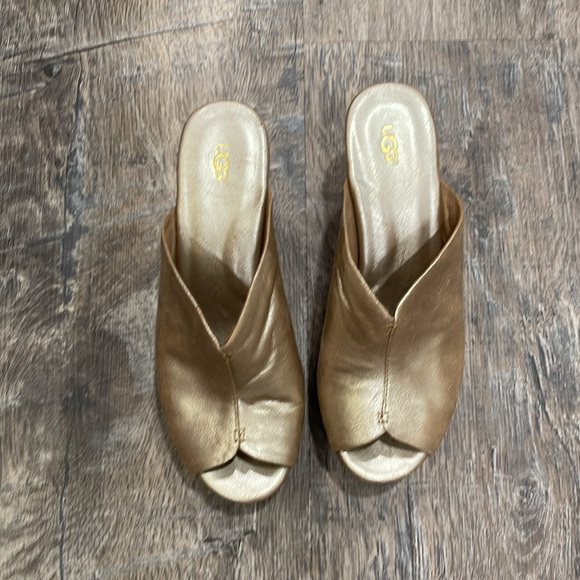 Ugg womens open toe wedges, Size 8, beautiful metallic gold - Picture 2 of 5